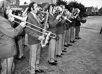 171521 Afbeelding van het muziekkorpst tijdens de feestelijke opening van het nieuwe gebouw van het N.S.-station Wehl ...